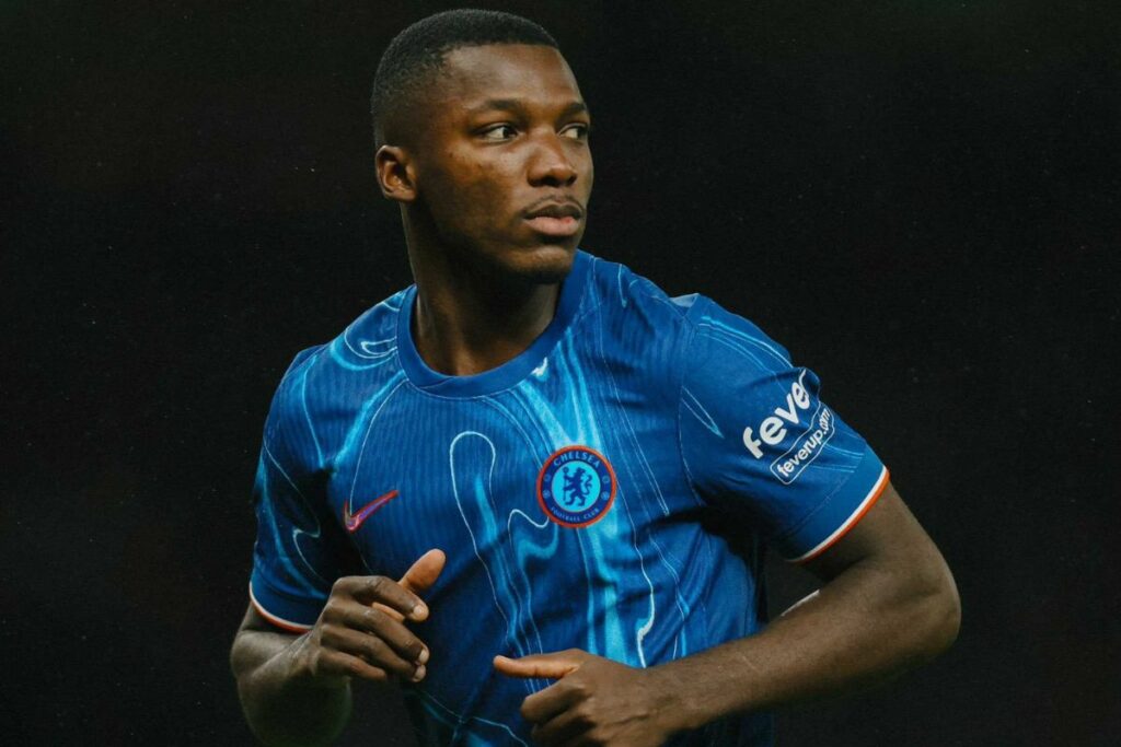 Moisés Caicedo en un partido con el Chelsea en la Premier League.