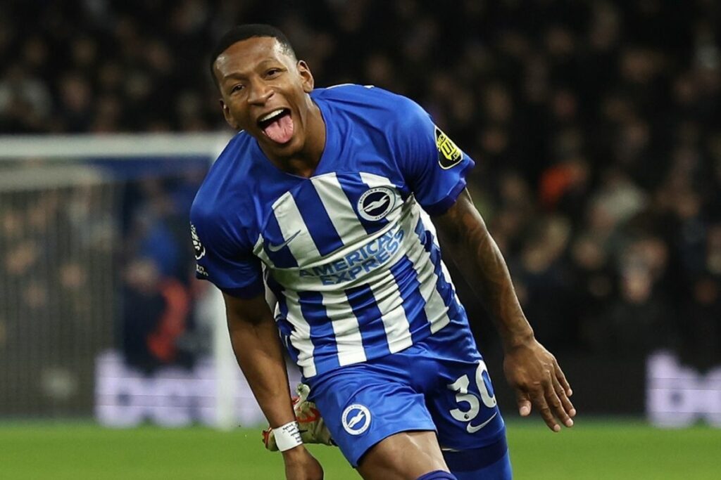 Pervis Estupíñán celebra un triunfo con el Brighton en la Premier League.