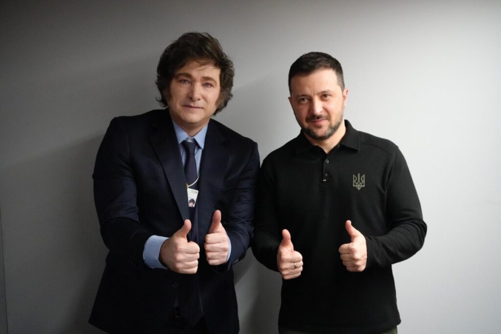 Javier Milei junto al presidente de Ucrania, Volodímir Zelenski.