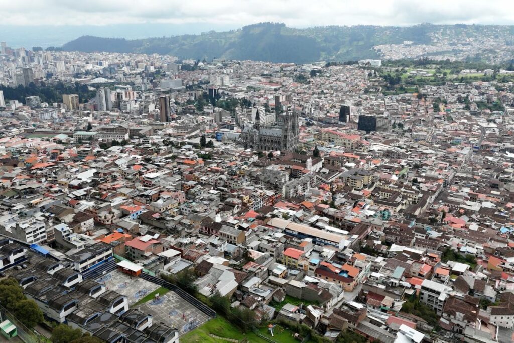 Así se ve Quito desde el parque La Luna, en San Juan, un barrio lleno de historia y tradición.