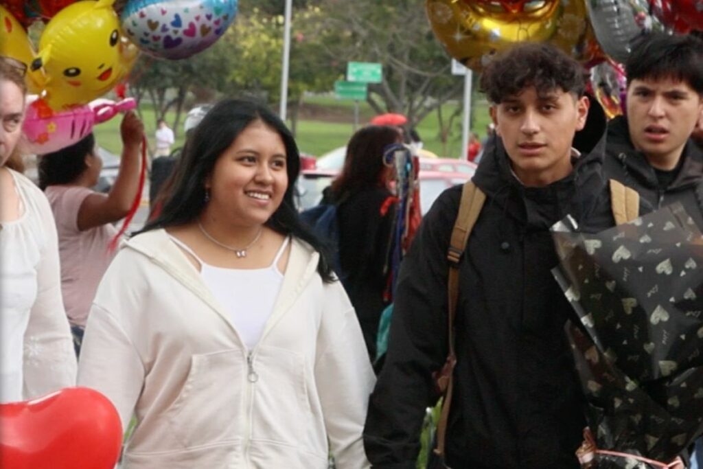 Una joven pareja caminaba por el bulevar de la avenida Naciones Unidas y se alistaban para celebrar San Valentín.