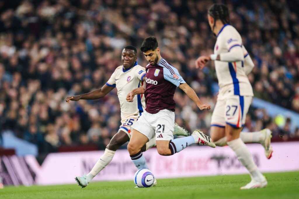 Moisés Caicedo en su partido frente al Aston Villa.