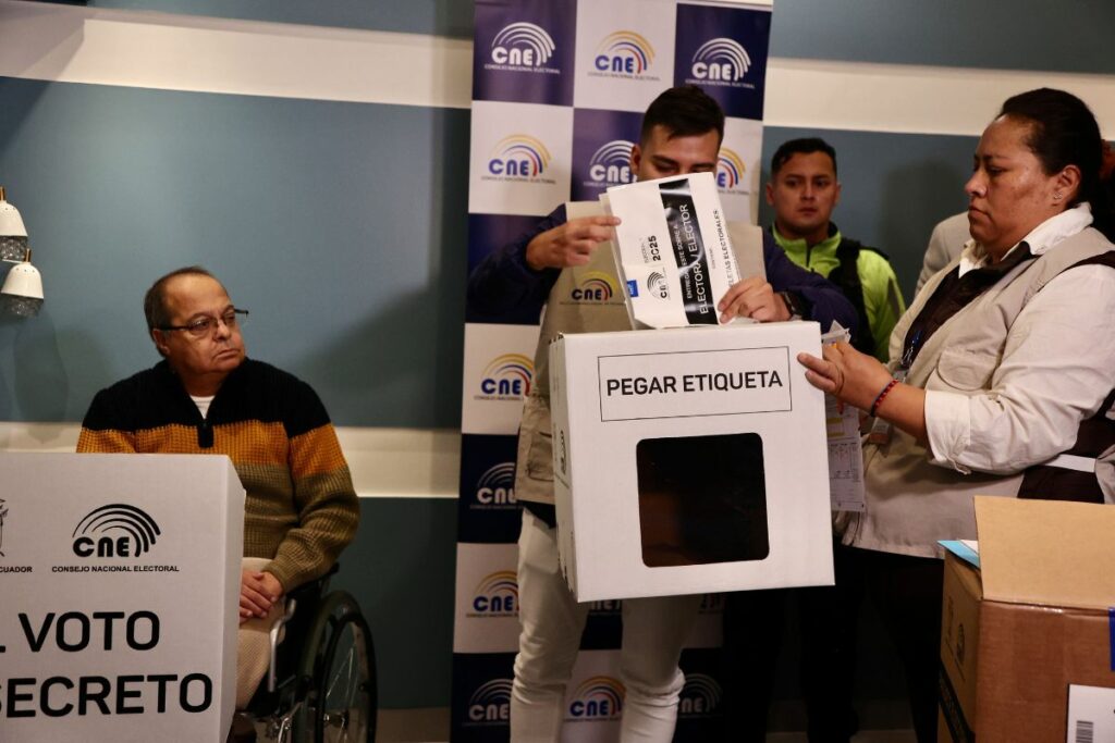 Byron Venegas fue la primera persona en Quito en depositar el voto en casa por las elecciones presidenciales 2025.
