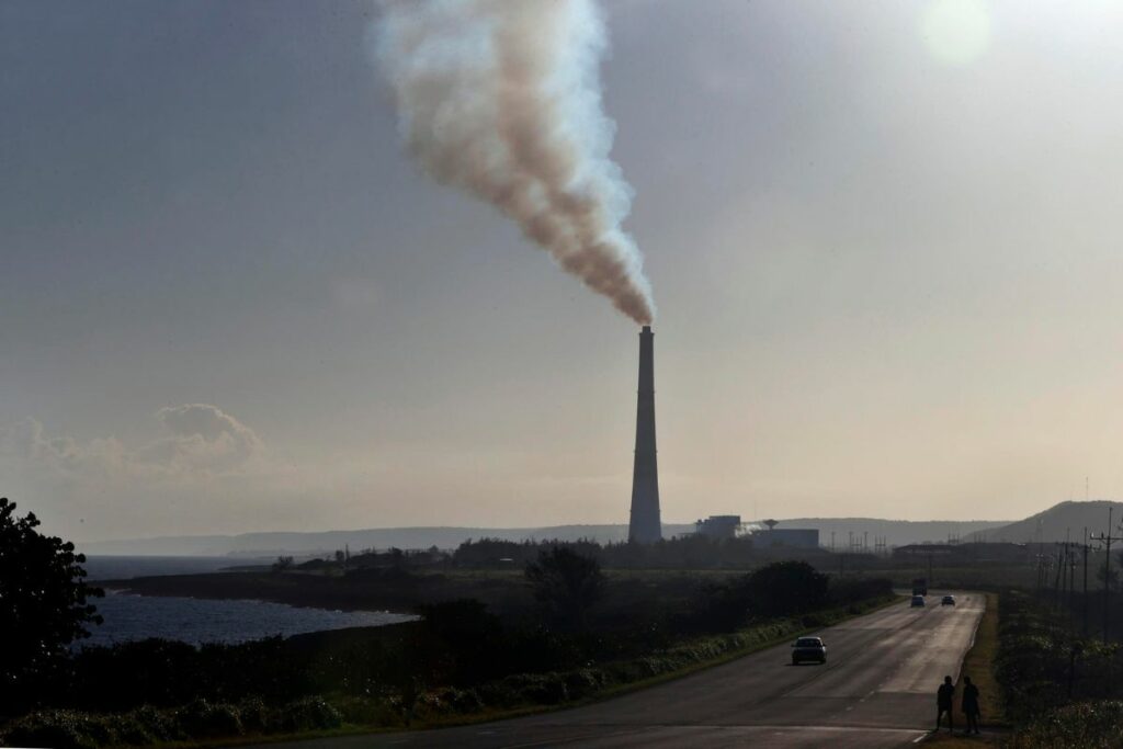 Fotografía de una torre de la central termoeléctrica de Santa Cruz del Norte, en La Habana.