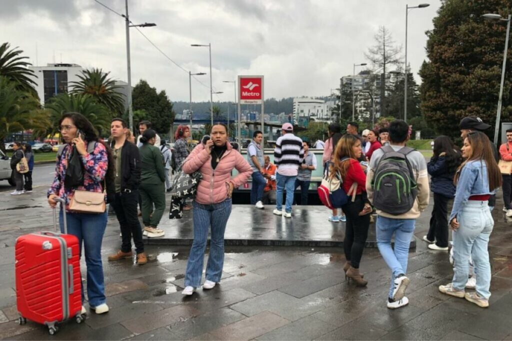Usuarios del Metro de Quito salen de una estación.