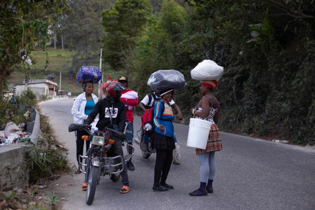 Pobladores de Kenscoff abandonan sus hogares. La violencia escala en Haití.