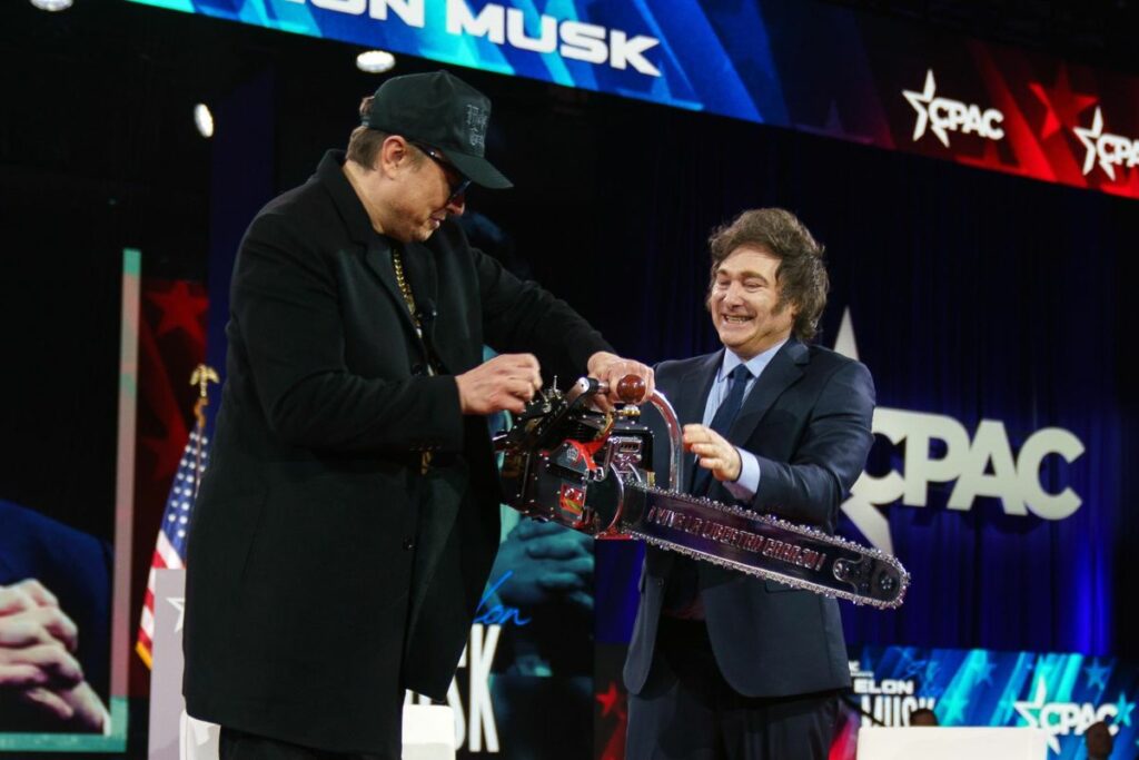 El presidente de Argentina, Javier Milei (d), entrega al empresario y funcionario especial del gobierno estadounidense Elon Musk una motosierra durante la Conferencia de Acción Política Conservadora (CPAC) 2025 en el National Harbor, Maryland, Estados Unidos.