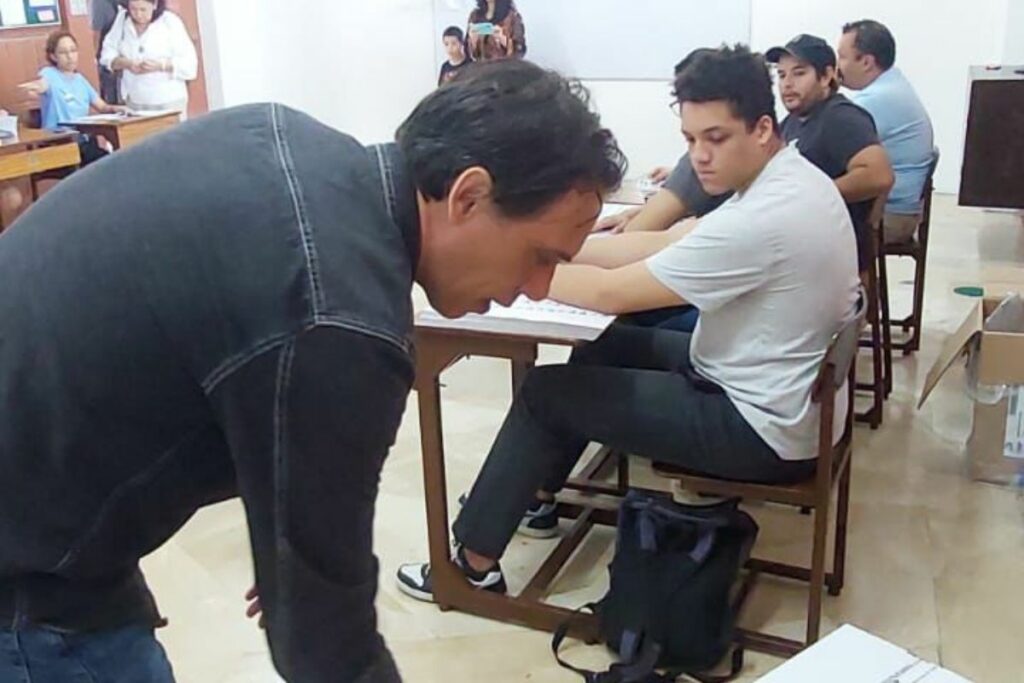 El candidato a la Presidencia, Pedro Granja,. deposita su voto este domingo.