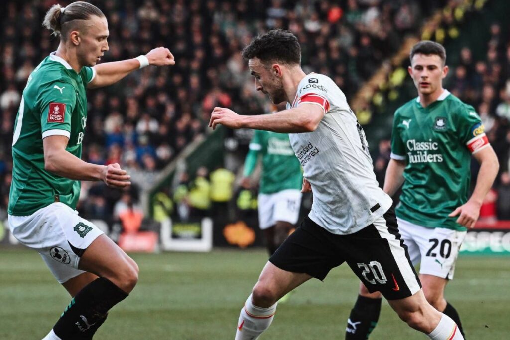 Diego Jota (blanco) del Liverpool encara a Maxim Talovierov del Plymouth Argyle en la FA Cup.