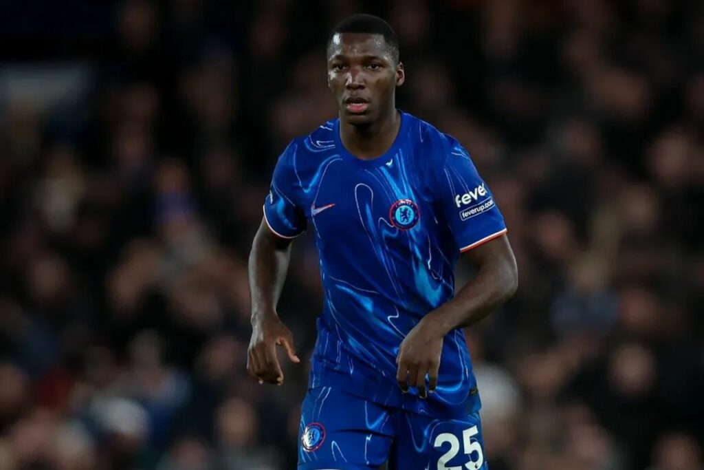 Moisés Caicedo conduce un balón durante un partido con el Chelsea.