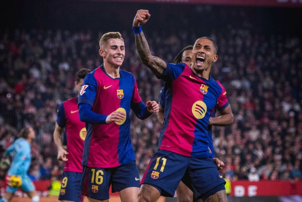 Raphinha celebra uno de sus goles con el FC Barcelona ante el Sevilla.