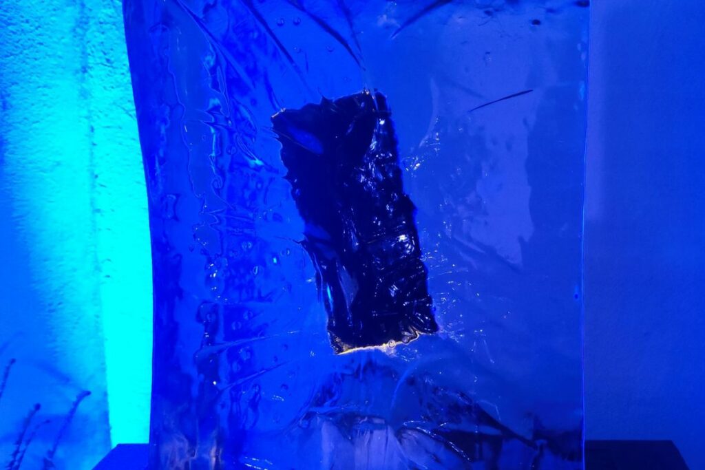 Magic Honor 7 Lite congelado en un bloque de hielo.