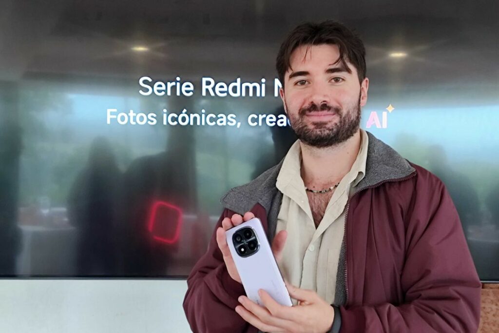 David Paz y Miño, gerente de comunicaciones de marketing y relaciones públicas de Xiaomi en Ecuador, junto uno de los distpositivos de la Serie Redmi Note 14.