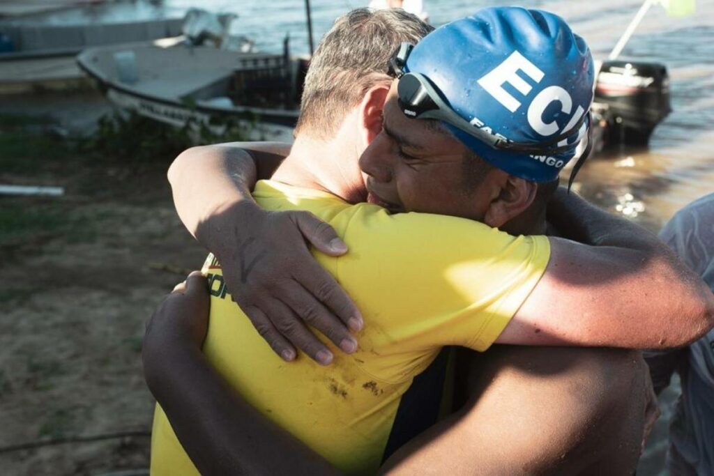 Emoción total para el nadador ecuatoriano David Farinango tras superar una prueba de ultradistancia en aguas abiertas, con casi 9 horas de carrera.