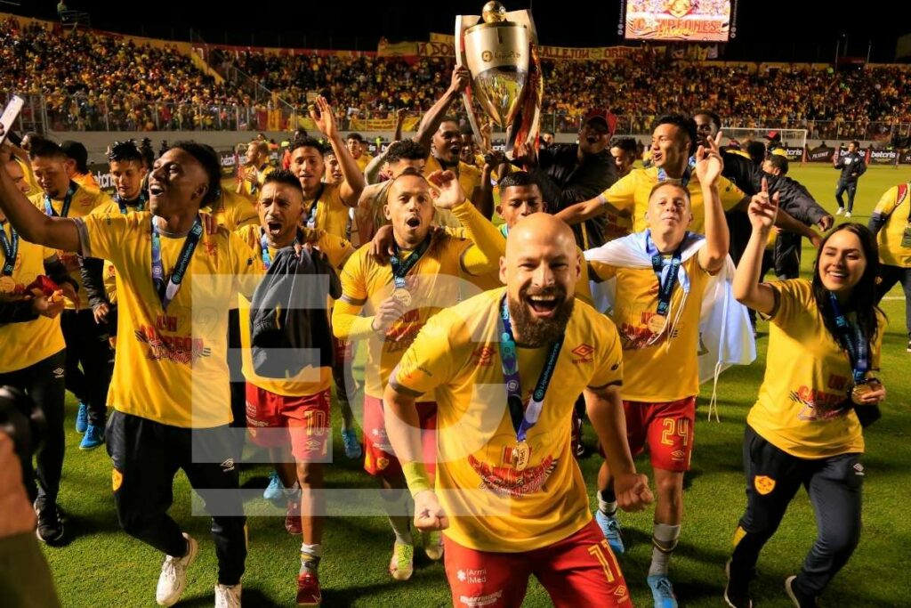Jugadores del Aucas festejan el título de campeón en Ecuador en el 2022.