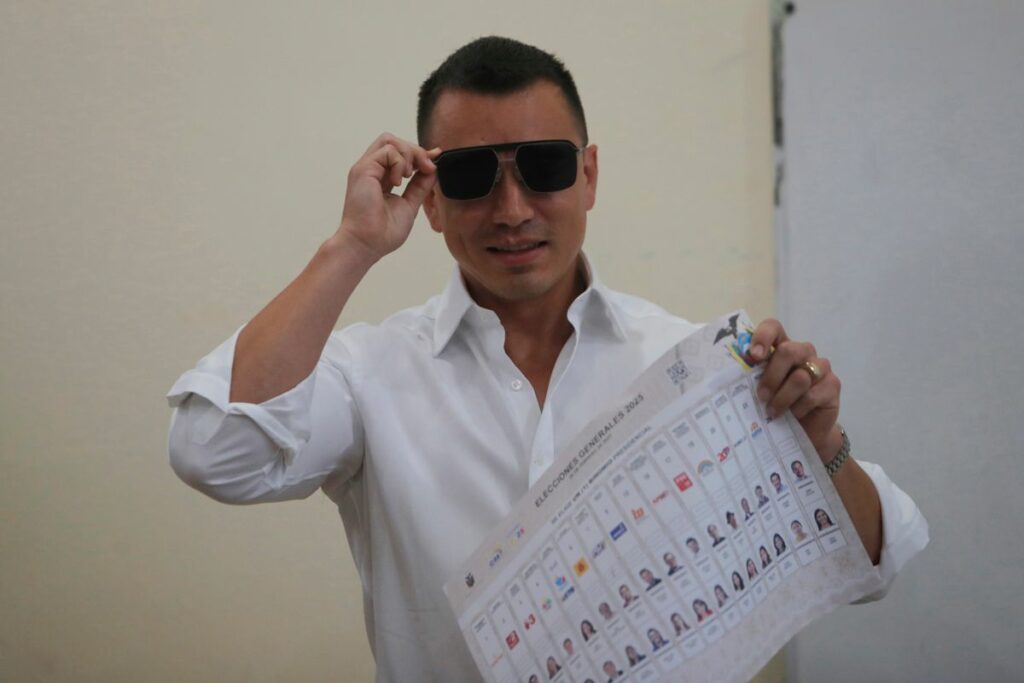 El presidente Daniel Noboa votó en Olón, pasó por Guayaquil, regresó a Quito y se fue a Carondelet sin decir una sola palabra.