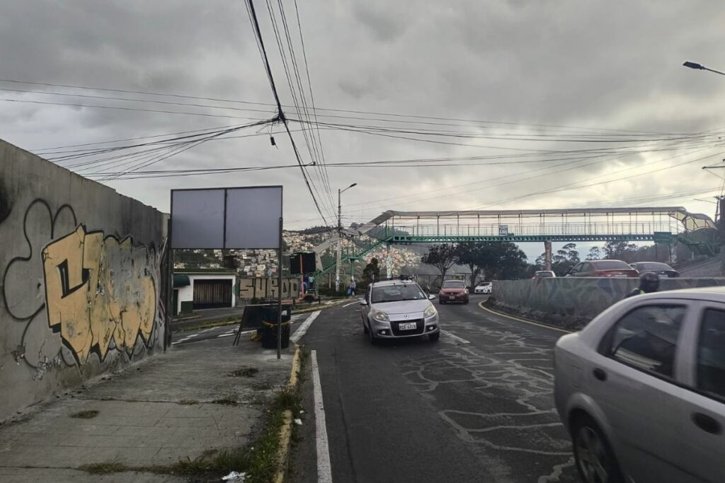 El paso hacia el puente de la avenida Velasco Ibarra ya se rehabilitó desde este lunes 3 de febrero.