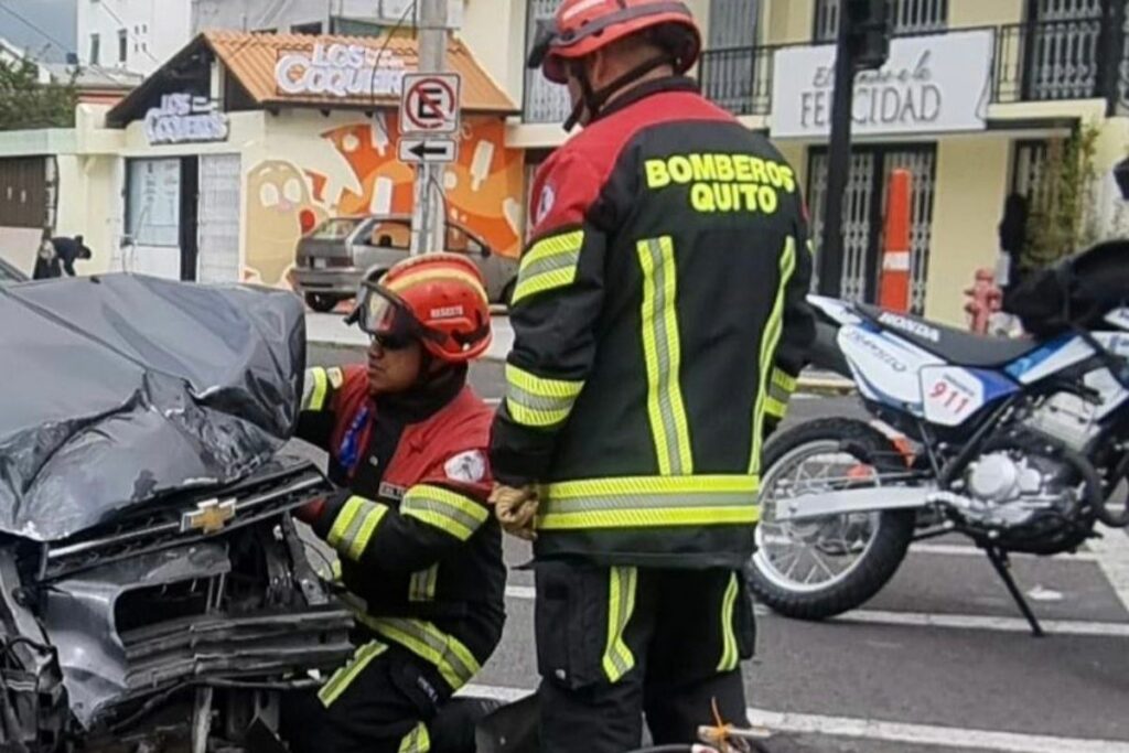 Miembros del Cuerpo de Bomberos de Quito intervienen en uno de los vehículos involucrados en el siniestro de la Jipijapa.