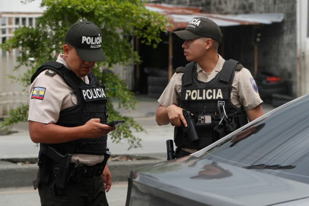 Miembros de la Policía requisaron un vehículo el pasado viernes, en un punto de control en Guayaquil, previo a las elecciones 2025. Foto: EFE