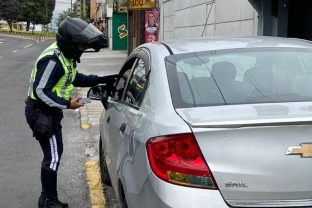 La AMT sanciona a las personas que se estacionan en lugares prohibidos durante las elecciones 2025. Foto: AMT
