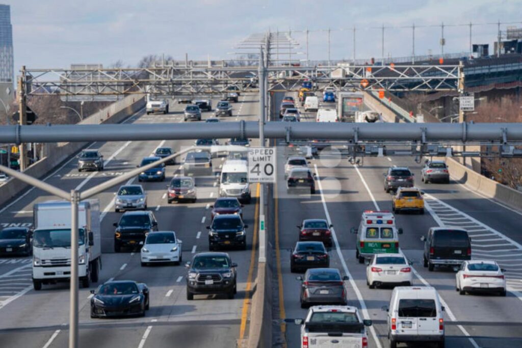 Fotografía de vehículos en una autopista de Estados Unidos. Foto: EFE
