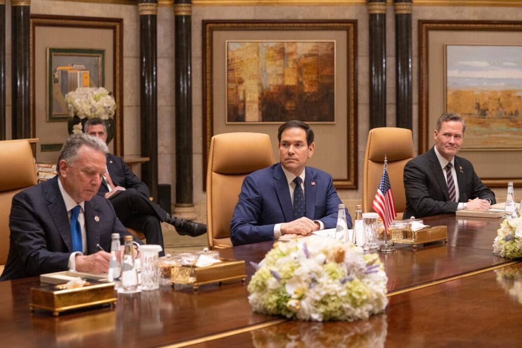 El secretario de Estado de EE.UU., Marco Rubio (c), el enviado estadounidense para Oriente Medio, Steve Witkoo (i), y el asesor de Seguridad Nacional de la Casa Blanca, Mike Waltz (d), durante la reunión celebrada por los jefes de las diplomacia de Estados Unidos, Marco Rubio, y Rusia, Serguéi Lavrov, este martes en Riad la primera reunión a alto nivel entre sus países desde hace más de tres años para normalizar las relaciones bilaterales y asentar las bases para negociar el fin de la guerra en Ucrania.