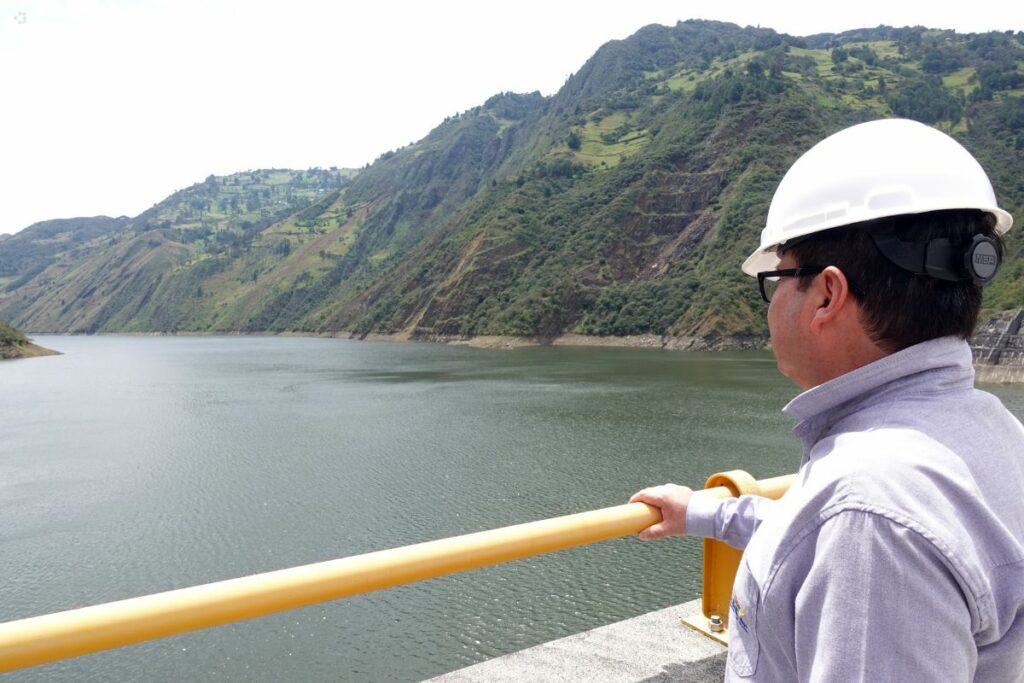El embalse de Mazar está ubicado en los límites de Azuay y Cañar. Foto: API
