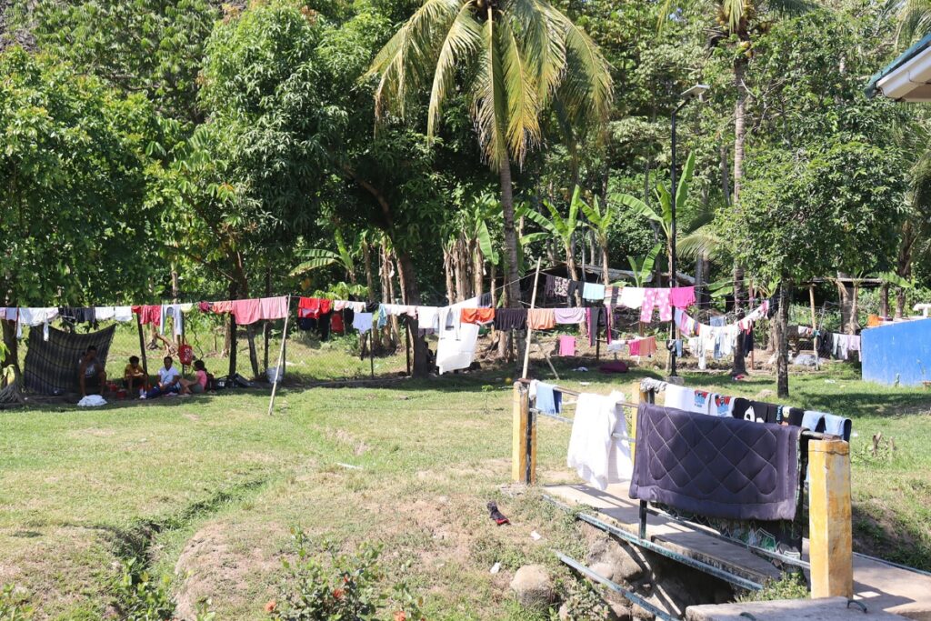 Migrantes esperan en albergues la resolución de su situación.