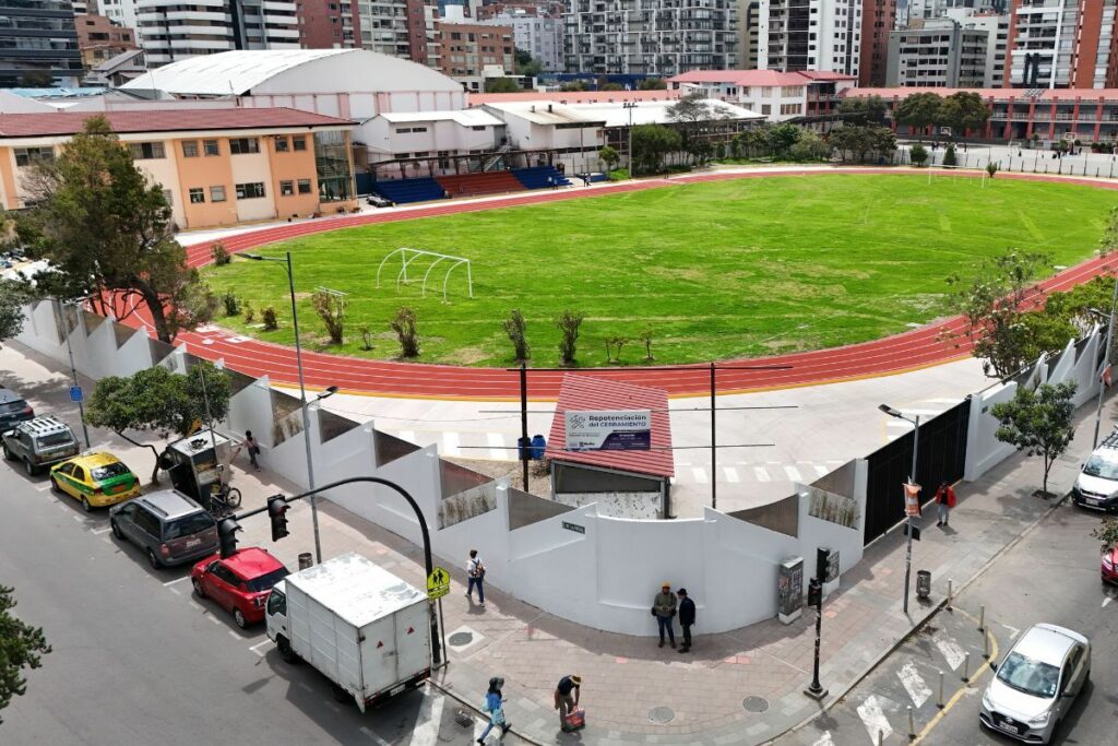 La decisión de levantar un muro, según el alcalde de Quito, Pabel Muñoz, en la Unidad Educativa Municipal Sebastián de Benalcázar, fue por razones de seguridad.