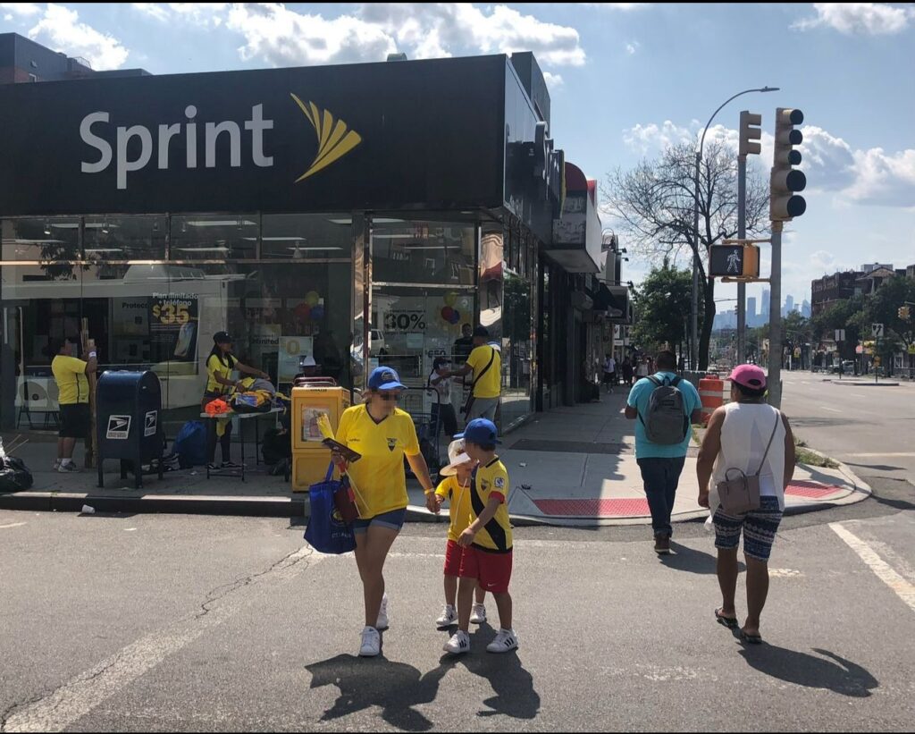 Migrantes caminan en Queens. Foto: Archivo/EL COMERCIO