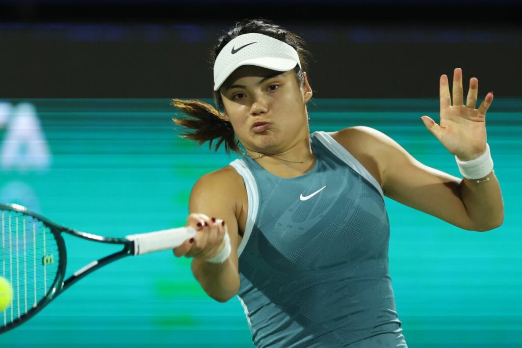 La tenista británica Emma Raducanu sufrió acoso en un torneo en Dubai.