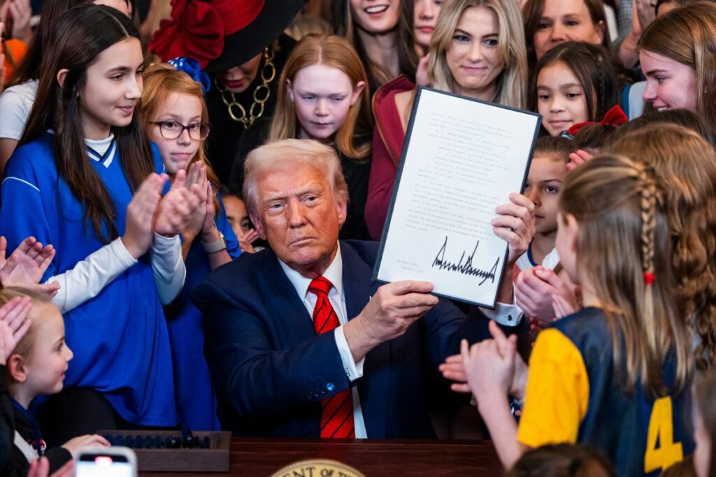 Donald Trump firmó un decreto de prohibición a las mujeres transgénero en deportes femeninos.