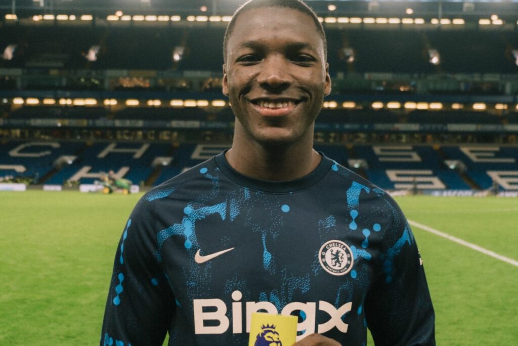 Moisés Caicedo recibió el premio al mejor jugador del partido en la victoria del Chelsea sobre el West Ham United.