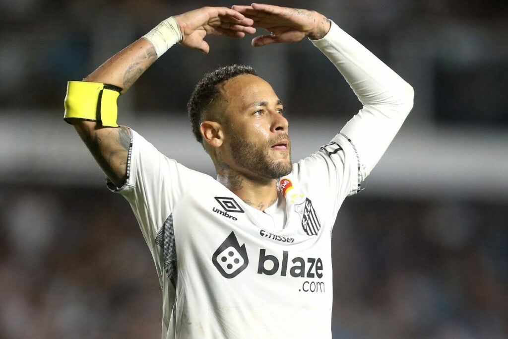Neymar en su primer partido oficial con Santos después de 13 años.
