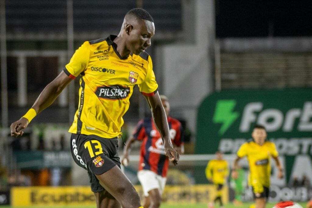 Janner Corozo en la Noche Amarilla contra Deportivo Quito.