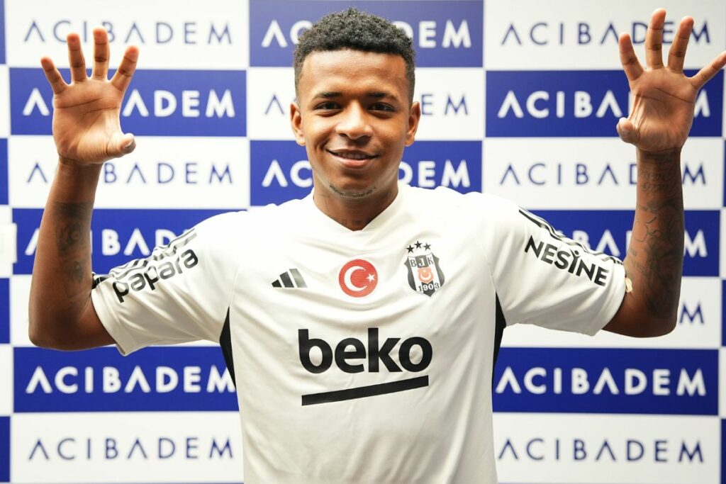 Keny Arroyo posando con la camiseta del Besiktas.