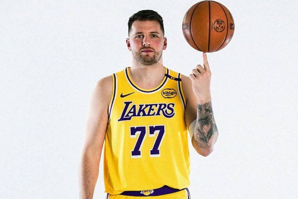 Luka Doncic con la indumentaria de Los Angeles Lakers.