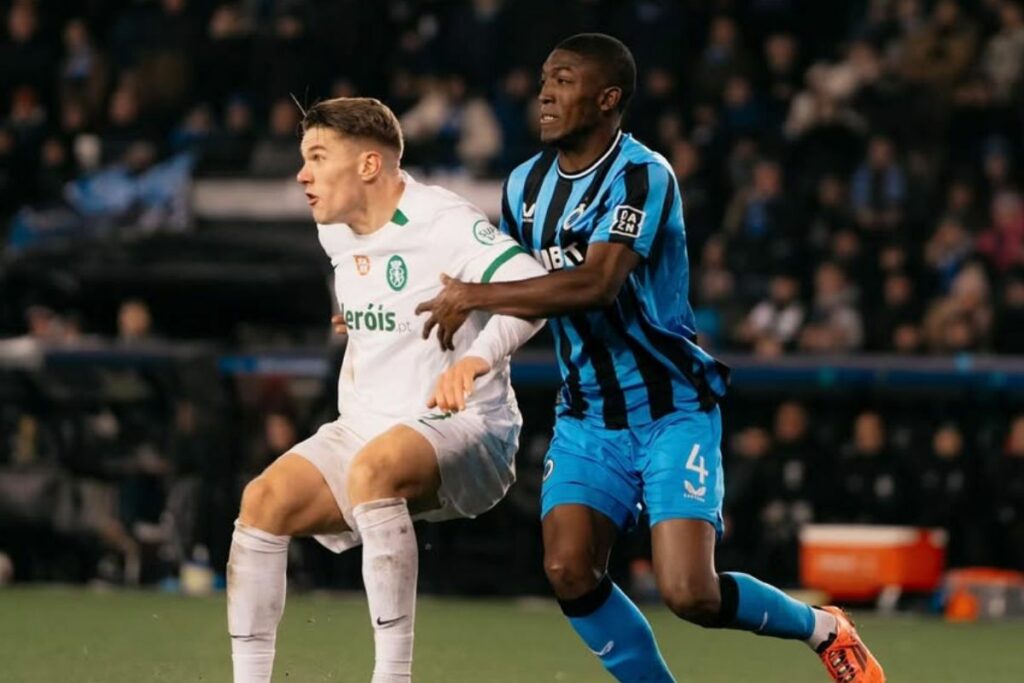 Joel Ordóñez (der.) durante un partido en la Uefa Champions League.