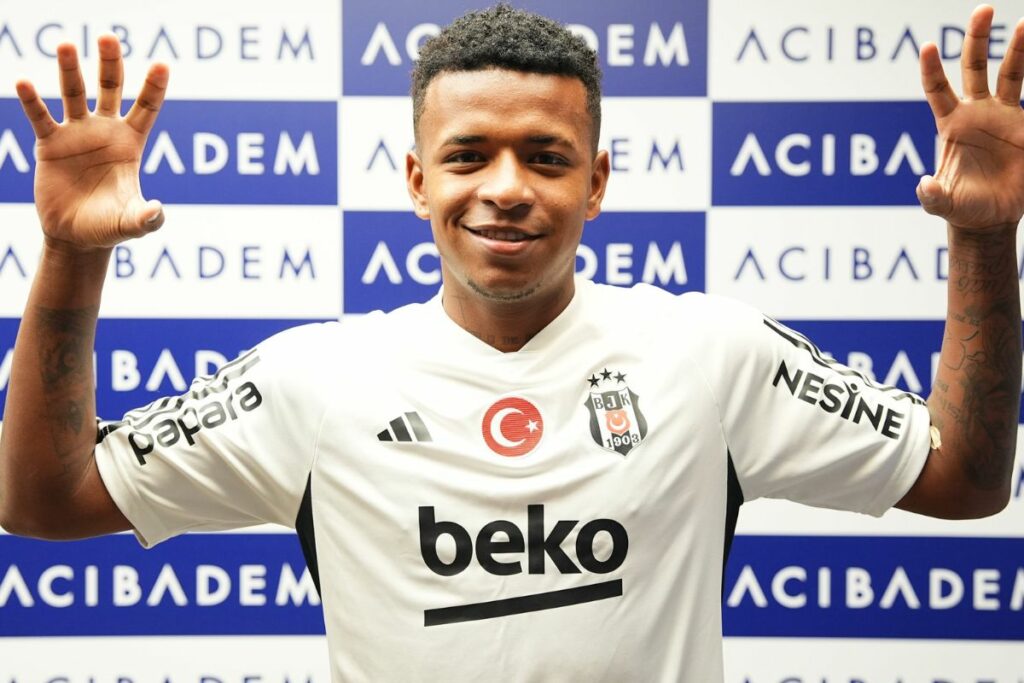 Keny Arroyo con la camiseta del Besiktas.