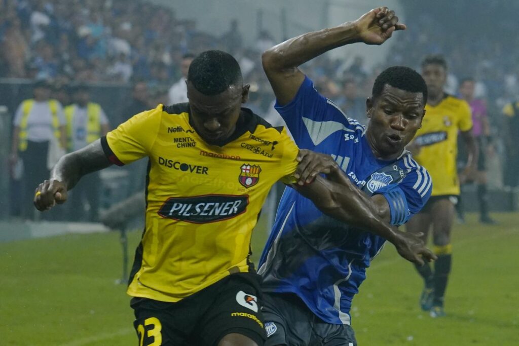La Explosión Azul que enfrentó a Emelec y Barcelona SC se vio opacada por la violencia.