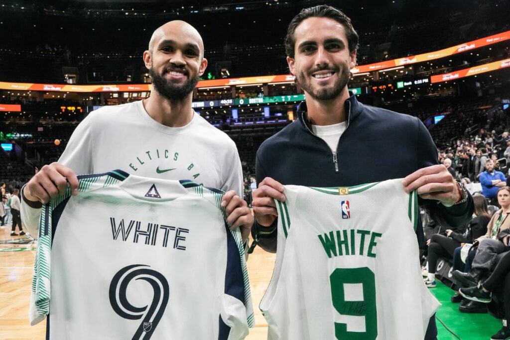 Derrick White, jugador de los Boston Celtics, y Leonardo Campana.