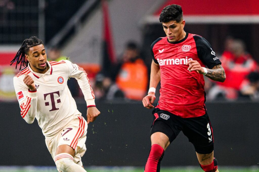 Piero Hincapié (der.) durante el partido entre el Bayer Leverusen y el Bayern Múnich.