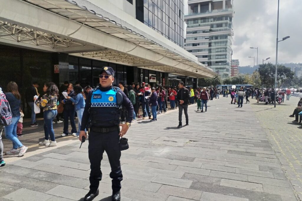 Cientos de personas se aglomeraron en el Registro Civil de Quito, en el norte de Quito, para sacar la cédula, a un día de las elecciones 2025.