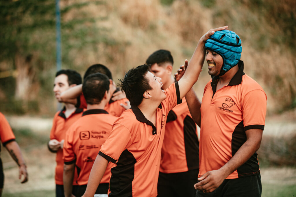 Los Yaguares, el equipo de rugby inclusivo creado por un español en Ecuador, se prepara en una cancha de la ciudad de Guayaquil con personas con y sin discapacidad para representar por primera vez al país en el mayor torneo mundial de esta disciplina, un reto que no solo desafía estigmas sino que también sirve como una herramienta para su inclusión.