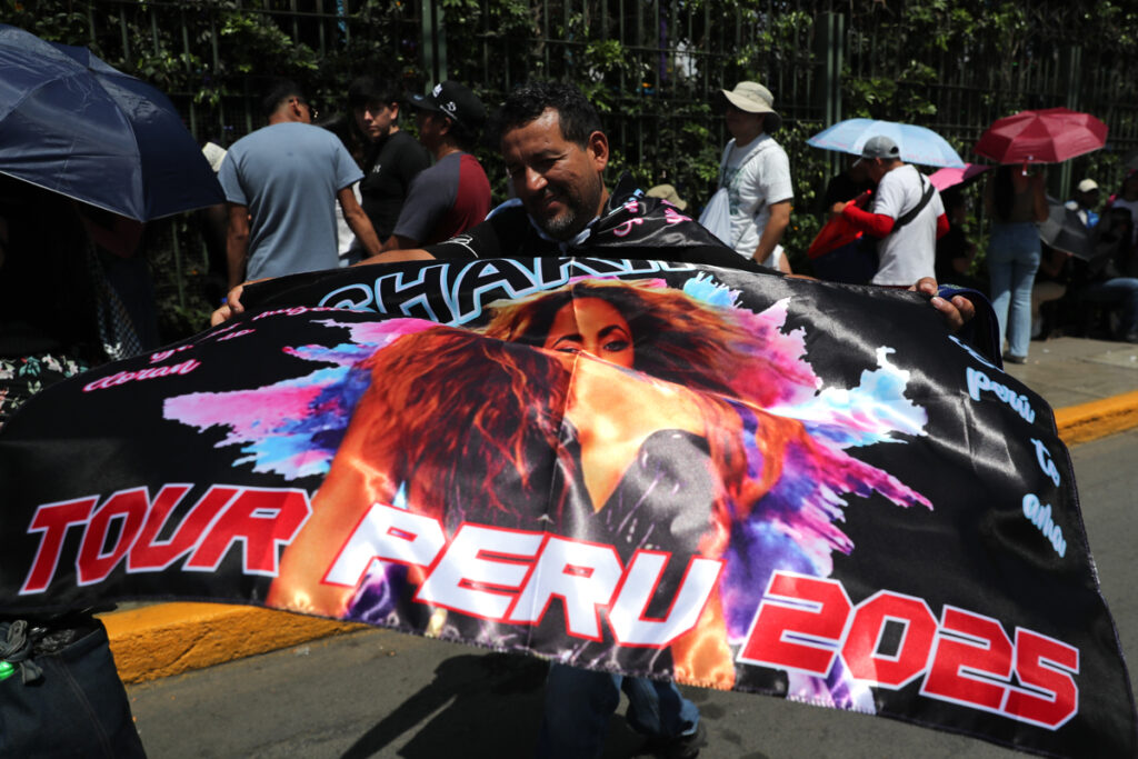 Fanáticos de la cantante colombiana, Shakira, hacen fila afuera del Estadio Nacional de Lima para ingresar al concierto este lunes, en Lima (Perú).