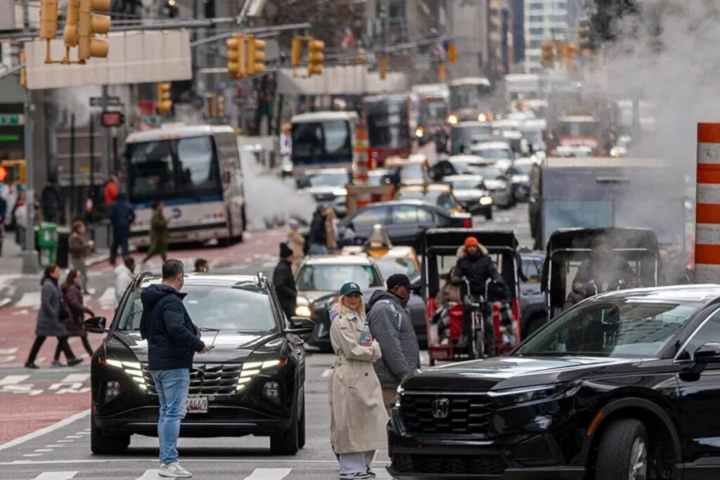 Personas cruzan la avenida Lexington en la calle 60 Manhattan, en Nueva York (EE.UU.).