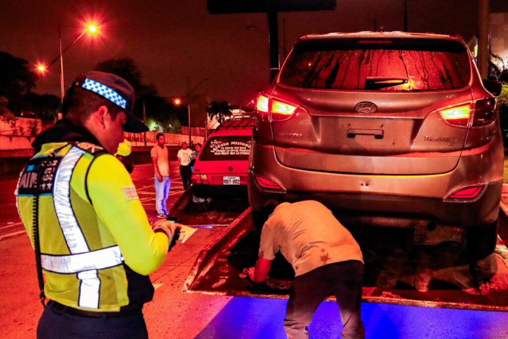 Muchos ciudadanos remueven las placas para evadir los controles de velocidad sin ser identificados. Esta modalidad es también usada por delincuentes.