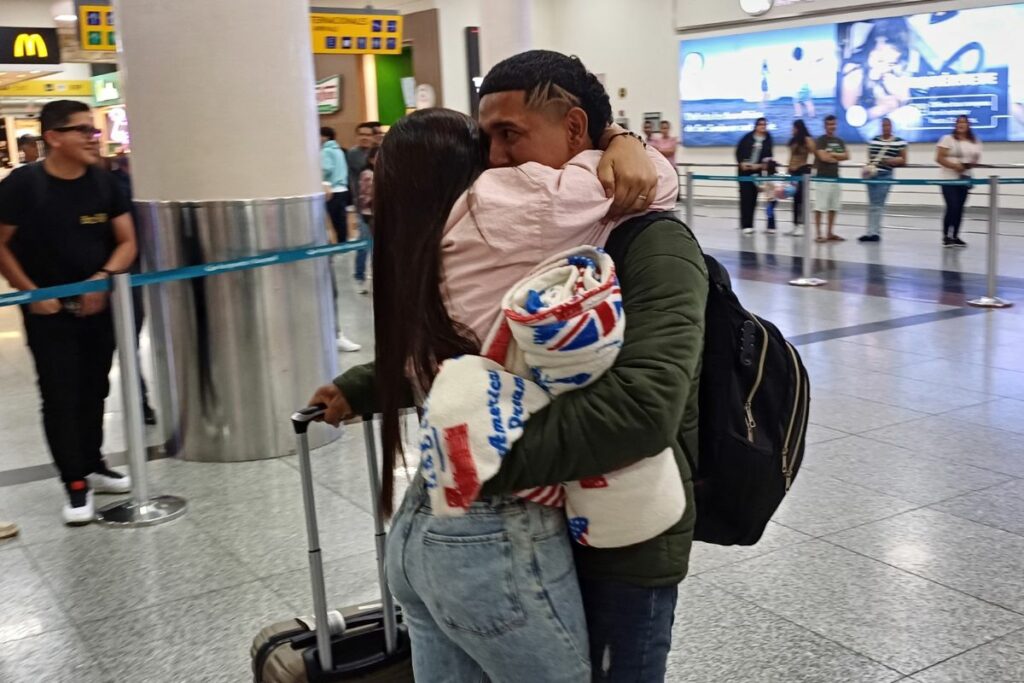 Edwin (nombre protegido) fue recibido con abrazos y globos por su familia. El joven cruzó el Darién y llegó a México en septiembre de 2024. 