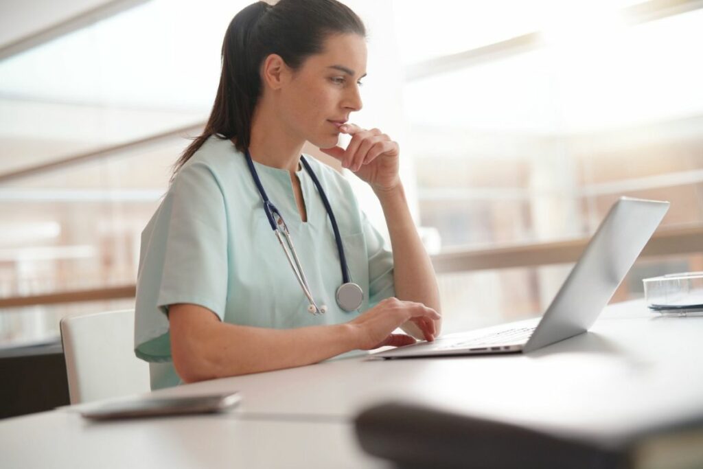 Los médicos se tienen que adaptar a estas nuevas herramientas. 