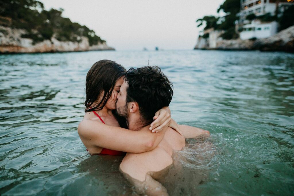 La comunicación y la conexión emocional son clave para una vida sexual plena. Descubre consejos para fortalecer la intimidad en pareja.